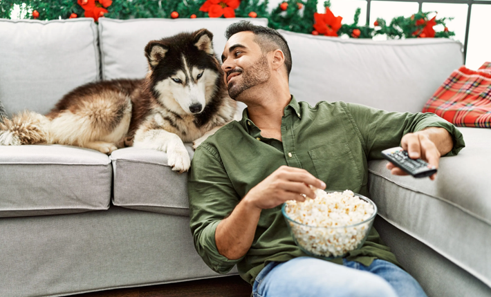 un homme mangeant du pop-corn adorant son chien