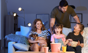 famille qui regarde un film avec des chiens