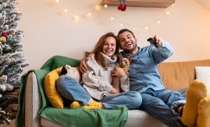 famille qui regarde un film de Noël avec leur chien