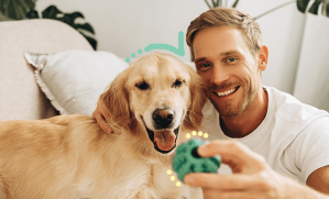 chien et un homme souriant à la caméra