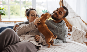 chien jouant avec un couple